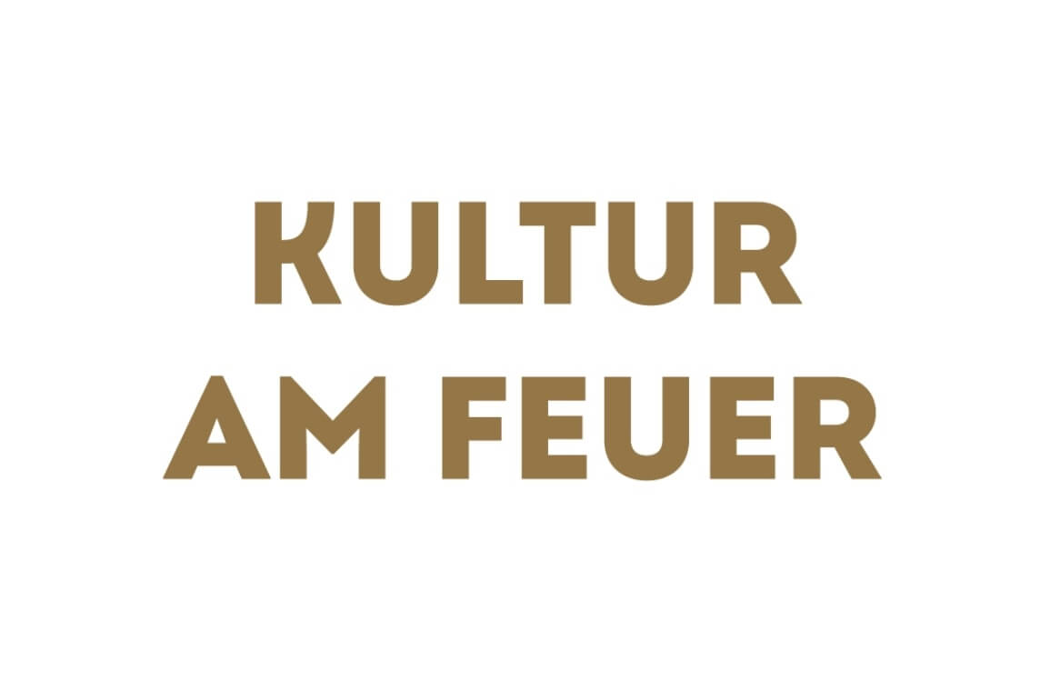 Goldener Schriftzug "Kultur am Feuer" auf weißem Untergrund