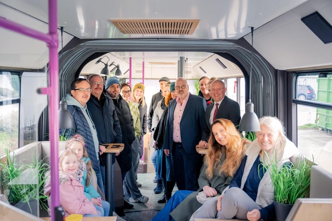 © Stadt Aalen Im Innenraum eines Gelenkbusses stehen und sitzen Menschen verschiedenen Alters und Geschlechts und lachen in die Kamera
