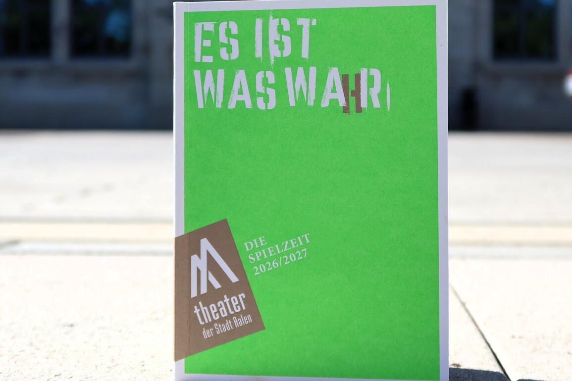 Vor einem hellen Hintergrund ist ein Heft mit dem Logo des Theaters der Stadt Aalen zu sehen, auf dem der Schriftzug "Es ist was wa(h)r" sowie "Die Spielzeit 2026/2027" zu lesen ist