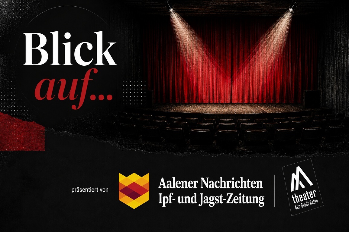 Auf einem schwarzen Hintergrund sieht man eine Holzbühne mit roten Vorhang, die von zwei Deckenstrahlern beleuchtet wird. Daneben steht der Schriftzug "Blick auf..." und darunter "präsentiert von Aalener Nachrichten" und Theater Aalen